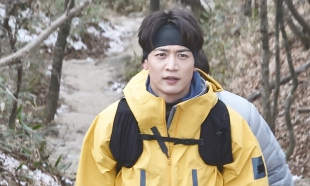 '나혼자산다' 민호, 역시 불꽃사나이…해병대 선후임과 11㎞ 산악 행군