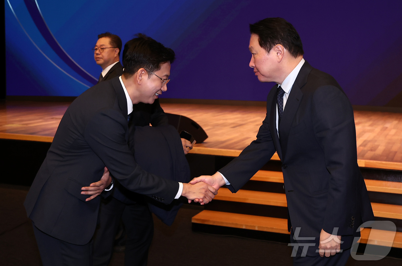 (서울=뉴스1) 김성진 기자 = 배경훈 부총리 겸 과학기술정보통신부 장관이 18일 서울 중구 대한상공회의소에서 열린 CEO 조찬간담회에서 '대한민국 AI가 나아갈 길'을 주제로 강 …