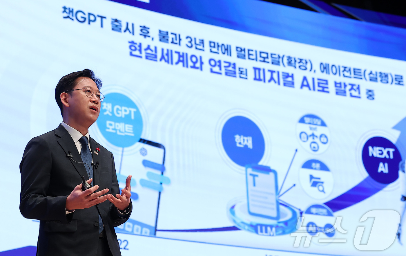 (서울=뉴스1) 김성진 기자 = 배경훈 부총리 겸 과학기술정보통신부 장관이 18일 서울 중구 대한상공회의소에서 열린 CEO 조찬간담회에서 '대한민국 AI가 나아갈 길'을 주제로 강 …