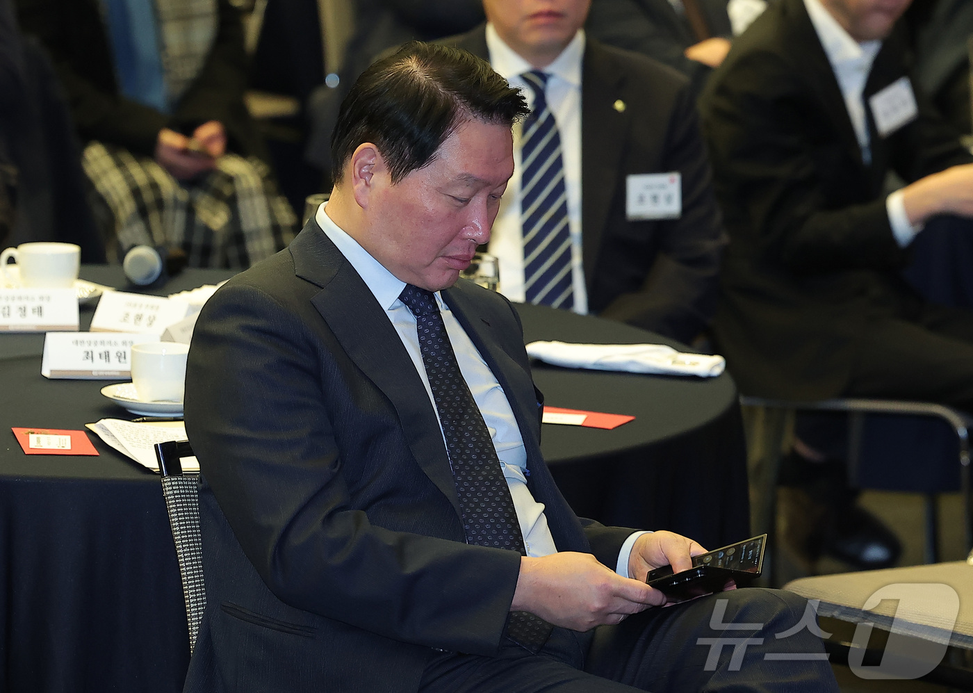 (서울=뉴스1) 김성진 기자 = 최태원 대한상의 회장이 18일 서울 중구 대한상공회의소에서 열린 배경훈 부총리 겸 과학기술정보통신부 장관 초청 CEO 조찬간담회에서 휴대전화 '갤럭 …