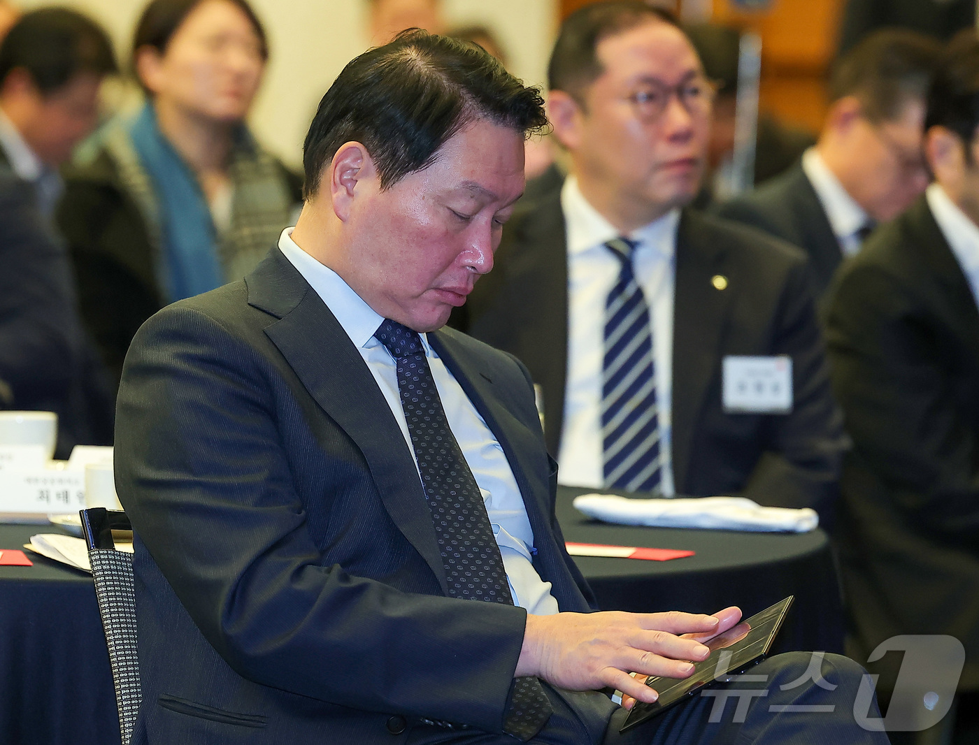 (서울=뉴스1) 김성진 기자 = 최태원 대한상의 회장이 18일 서울 중구 대한상공회의소에서 열린 배경훈 부총리 겸 과학기술정보통신부 장관 초청 CEO 조찬간담회에서 휴대전화 '갤럭 …