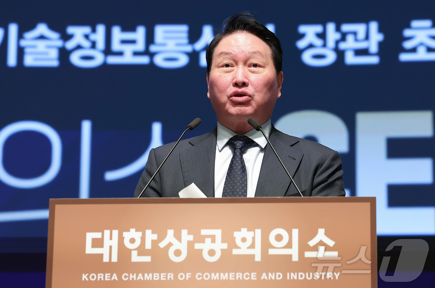 (서울=뉴스1) 김성진 기자 = 최태원 대한상의 회장이 18일 서울 중구 대한상공회의소에서 열린 배경훈 부총리 겸 과학기술정보통신부 장관 초청 CEO 조찬간담회에서 인사말을 하고 …