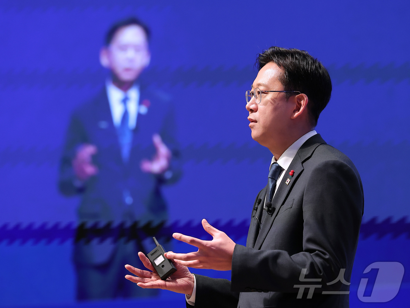 (서울=뉴스1) 김성진 기자 = 배경훈 부총리 겸 과학기술정보통신부 장관이 18일 서울 중구 대한상공회의소에서 열린 CEO 조찬간담회에서 '대한민국 AI가 나아갈 길'을 주제로 강 …