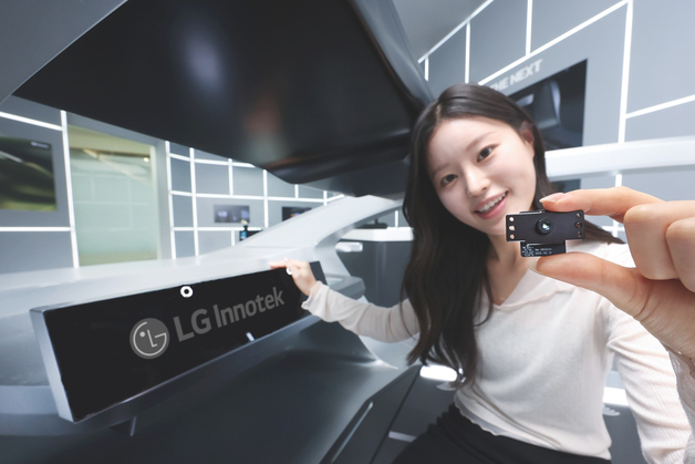 車 계기판 뒤 숨기고 화질 살렸다…LG이노텍, '차세대 UDC' CES서 공개