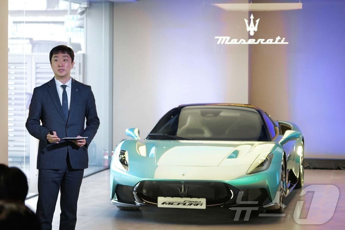 (서울=뉴스1) = 이탈리아 럭셔리카 브랜드 마세라티가 지난 17일부터 18일까지 양일간 슈퍼 스포츠카 'MC푸라' 프리뷰 행사를 개최했다고 밝혔다. 사진은 프리뷰 행사에서 김동현 …