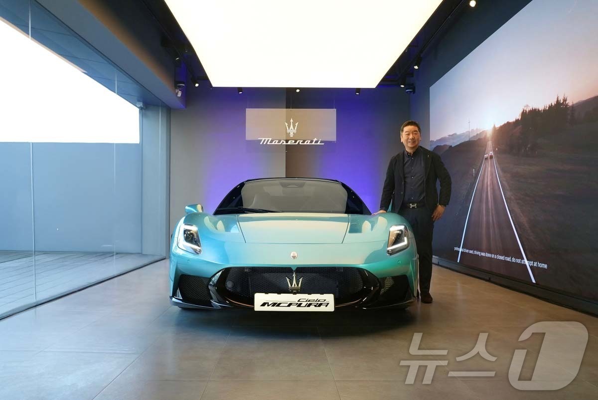 (서울=뉴스1) = 이탈리아 럭셔리카 브랜드 마세라티가 지난 17일부터 18일까지 양일간 슈퍼 스포츠카 'MC푸라' 프리뷰 행사를 개최했다고 밝혔다. 사진은 프리뷰 행사에서 다카유 …