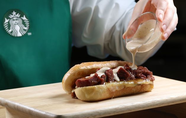 스타벅스, '유용욱 바베큐 샌드위치' 인기…판매 매장 확대