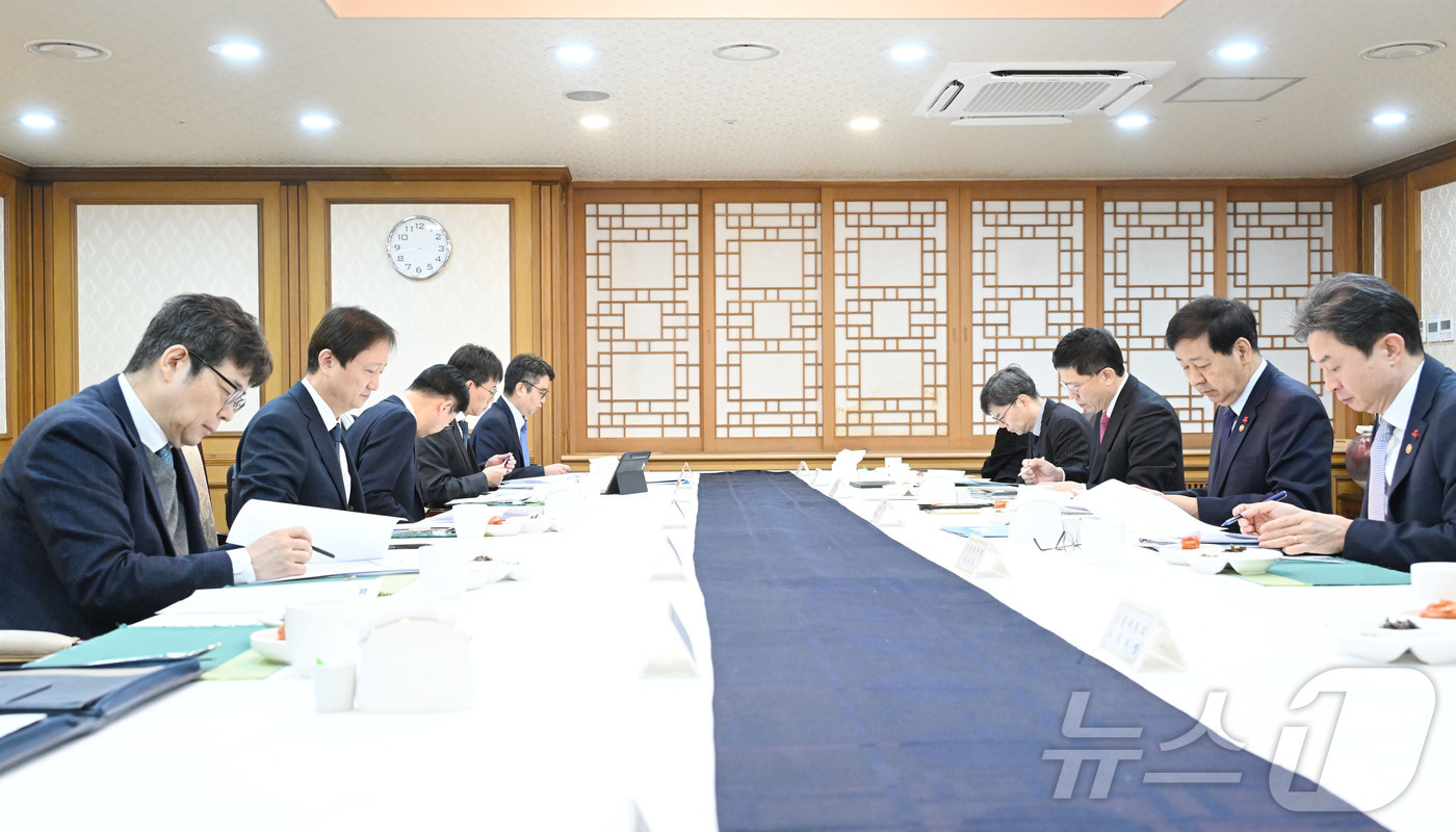 (서울=뉴스1) = 구윤철 부총리 겸 기획재정부 장관이 18일 서울 종로구 정부서울청사에서 이찬진 금융감독원장, 이억원 금융위원장, 유상대 한국은행 부총재가 참석한 가운데 열린 시 …