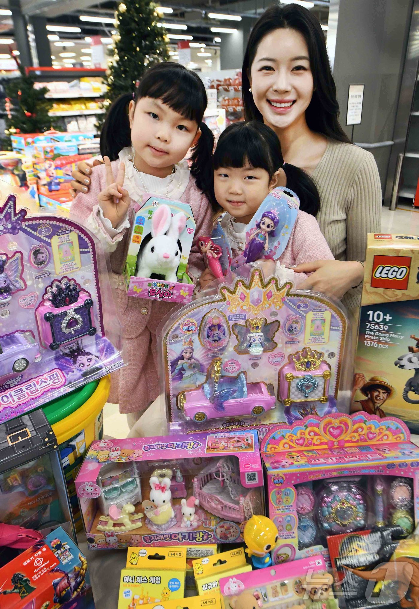 (서울=뉴스1) = 홈플러스가 크리스마스를 맞아 이달 28일까지 '크리스마스 완구 대전'을 진행한다고 18일 밝혔다. 사진은 모델들이 서울 등촌동 ‘홈플러스 메가 푸드 마켓 라이브 …