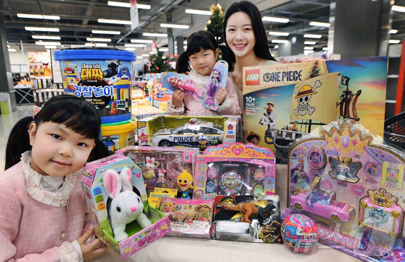 (서울=뉴스1) = 홈플러스가 크리스마스를 맞아 이달 28일까지 '크리스마스 완구 대전'을 진행한다고 18일 밝혔다. 사진은 모델들이 서울 등촌동 ‘홈플러스 메가 푸드 마켓 라이브 …