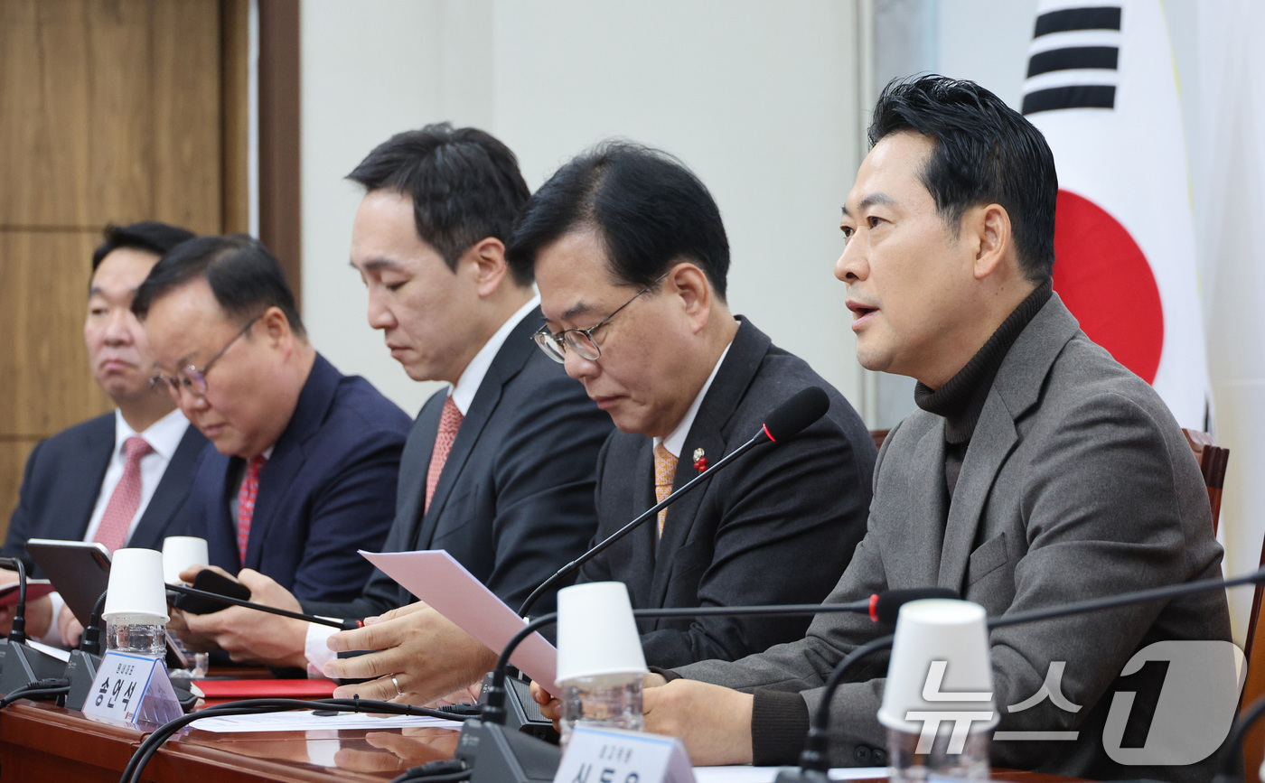 (서울=뉴스1) 신웅수 기자 = 장동혁 국민의힘 대표가 18일 서울 여의도 국회에서 열린 최고위원회의에서 발언하고 있다. 2025.12.18/뉴스1