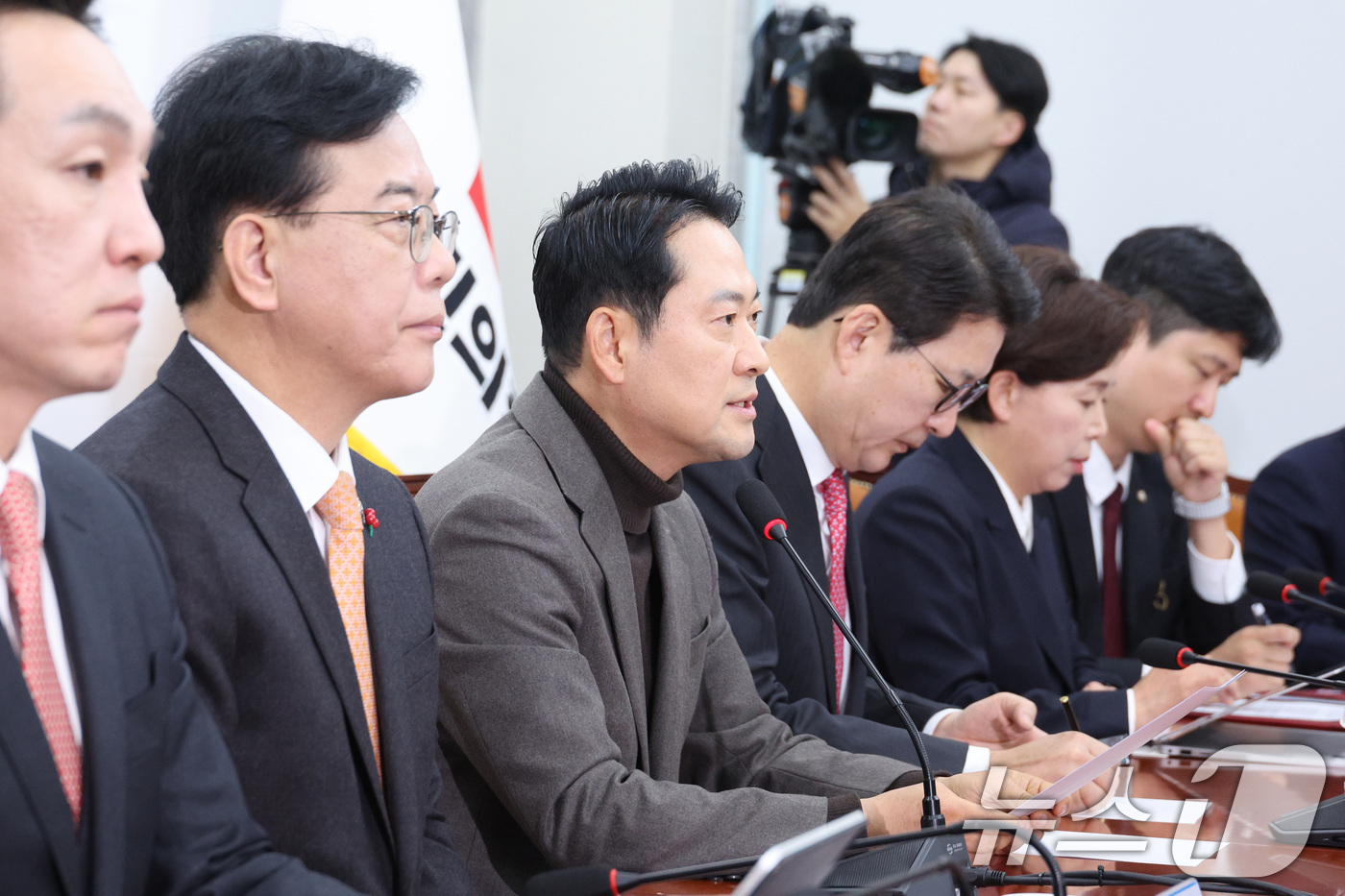 (서울=뉴스1) 신웅수 기자 = 장동혁 국민의힘 대표가 18일 서울 여의도 국회에서 열린 최고위원회의에서 발언하고 있다. 2025.12.18/뉴스1