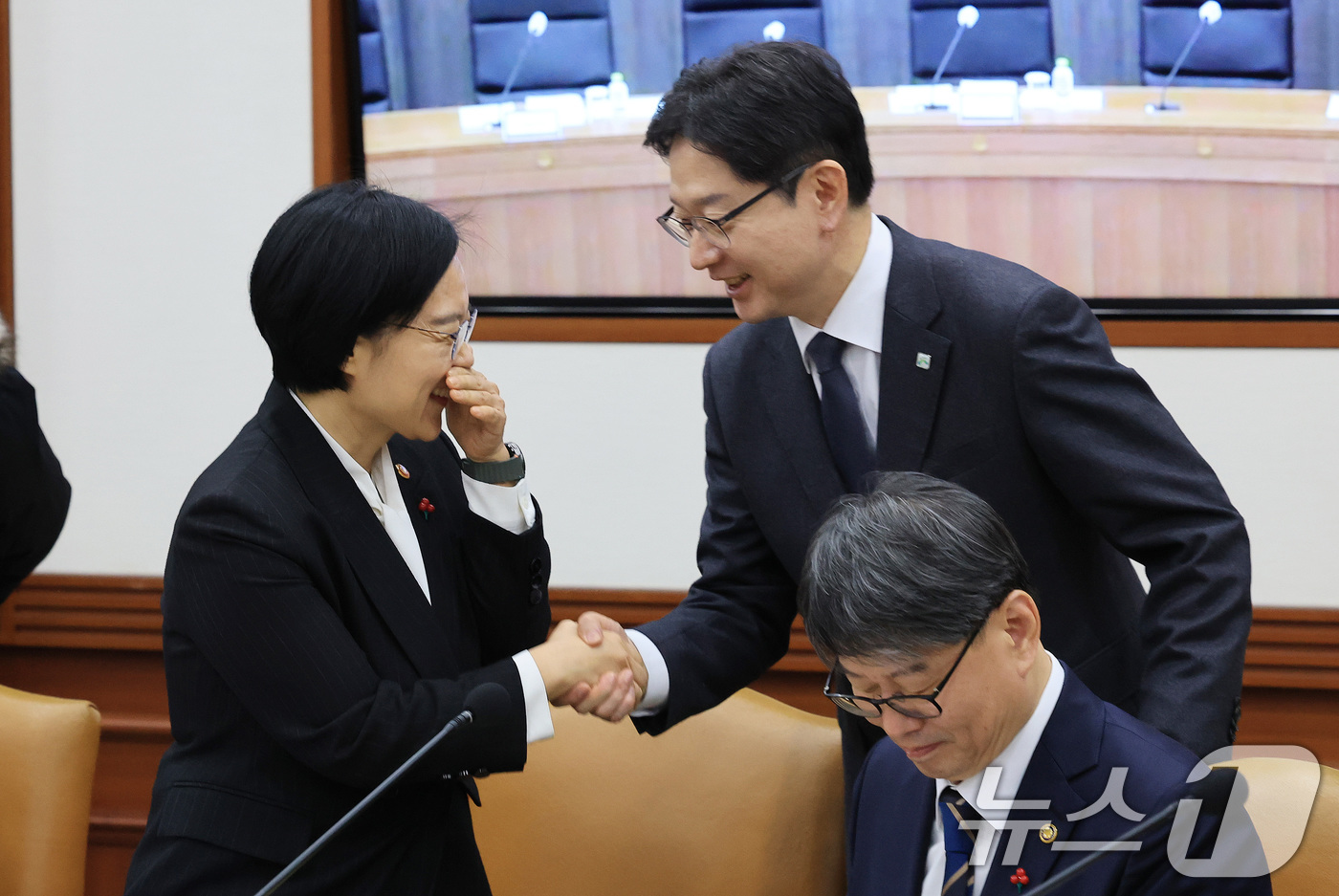 (서울=뉴스1) 임세영 기자 = 한성숙 중소벤처기업부 장관(왼쪽)과 김경수 지방시대위원장이 18일 서울 종로구 정부서울청사에서 열린 제2회 과학기술관계장관회의에서 이야기를 나누고 …