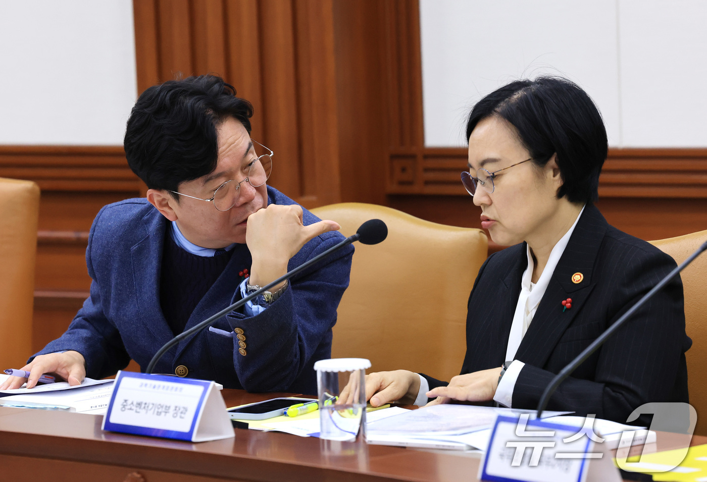 (서울=뉴스1) 임세영 기자 = 김영훈 고용노동부 장관(왼쪽)과 한성숙 중소벤처기업부 장관이 18일 서울 종로구 정부서울청사에서 열린 제2회 과학기술관계장관회의에서 이야기를 나누고 …