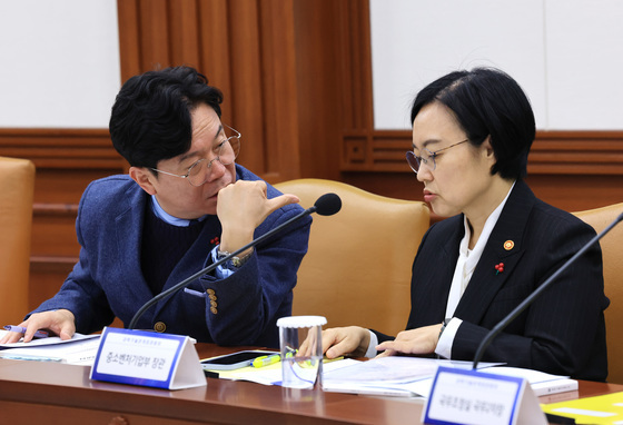 대화 나누는 김영훈 장관·한성숙 장관