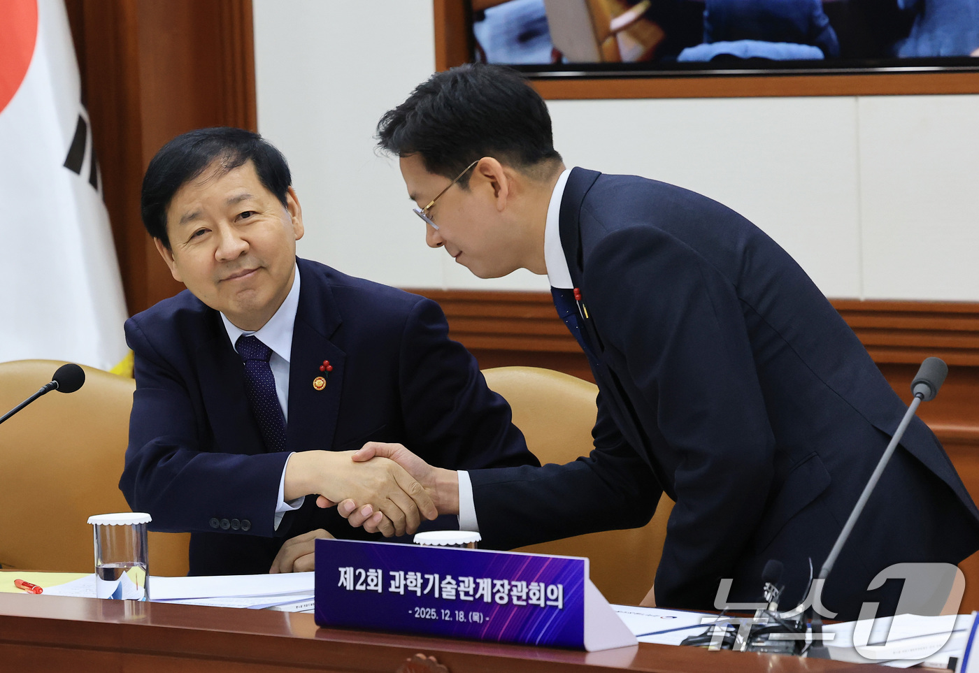 (서울=뉴스1) 임세영 기자 = 배경훈 과학부총리 겸 과학기술정보통신부 장관(오른쪽)과 구윤철 경제부총리 겸 기획재정부 장관이 18일 서울 종로구 정부서울청사에서 열린 제2회 과학 …