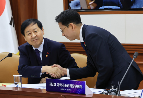 악수 나누는 배경훈·구윤철