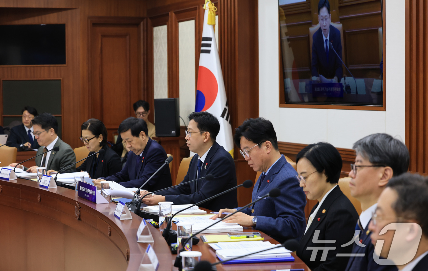 (서울=뉴스1) 임세영 기자 = 배경훈 과학부총리 겸 과학기술정보통신부 장관이 18일 서울 종로구 정부서울청사에서 열린 제2회 과학기술관계장관회의에서 모두발언을 하고 있다. 202 …