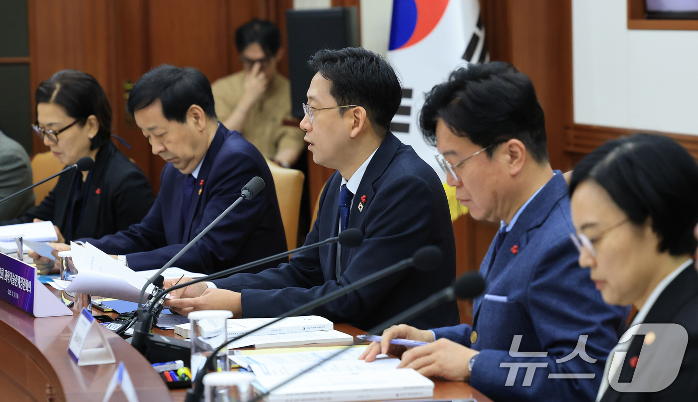 (서울=뉴스1) 임세영 기자 = 배경훈 과학부총리 겸 과학기술정보통신부 장관이 18일 서울 종로구 정부서울청사에서 열린 제2회 과학기술관계장관회의에서 모두발언을 하고 있다. 202 …