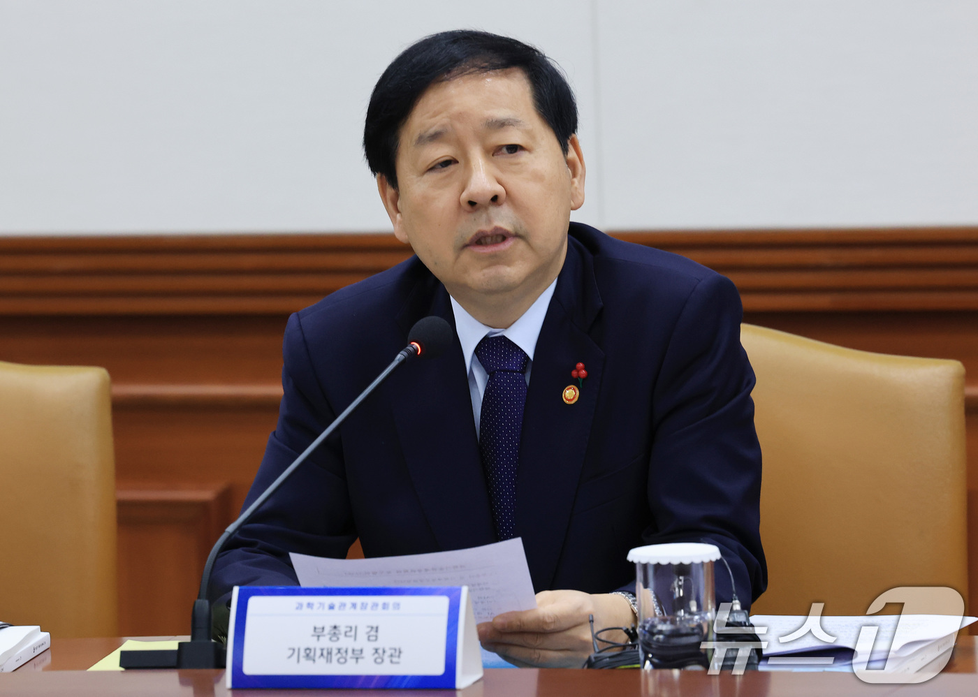 (서울=뉴스1) 임세영 기자 = 구윤철 경제부총리 겸 기획재정부 장관이 18일 서울 종로구 정부서울청사에서 열린 제2회 과학기술관계장관회의에서 발언을 하고 있다. 2025.12.1 …