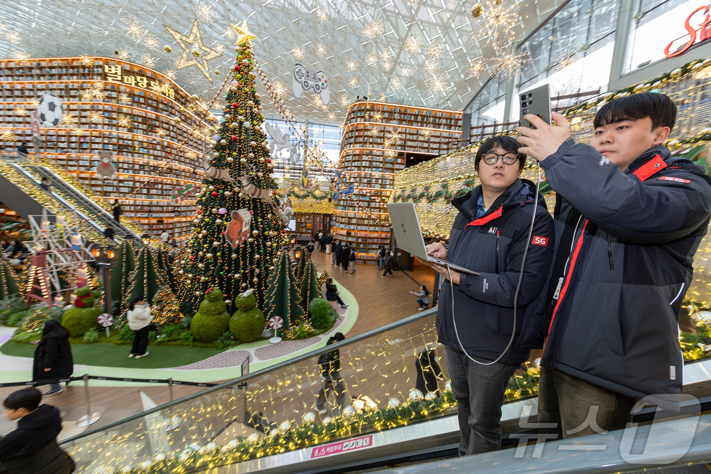 (서울=뉴스1) = KT가 크리스마스와 연말연시 안정적인 통신 서비스를 제공하기 위해 내년 1월 2일까지 ‘네트워크 집중관리 체제’에 돌입한다고 18일 밝혔다. 사진은 크리스마스와 …