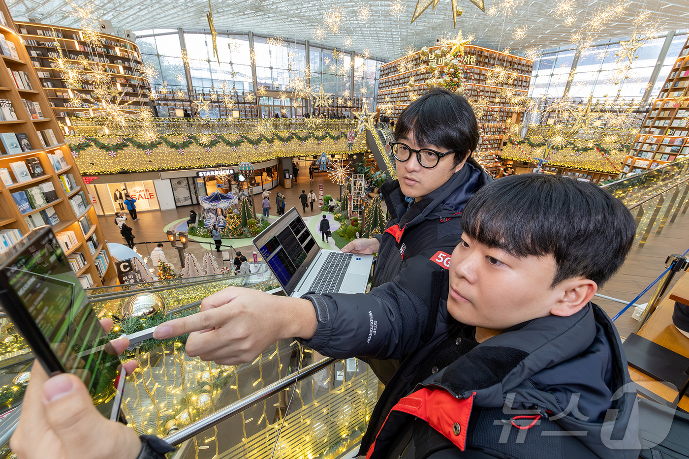 (서울=뉴스1) = KT가 크리스마스와 연말연시 안정적인 통신 서비스를 제공하기 위해 내년 1월 2일까지 ‘네트워크 집중관리 체제’에 돌입한다고 18일 밝혔다. 사진은 크리스마스와 …