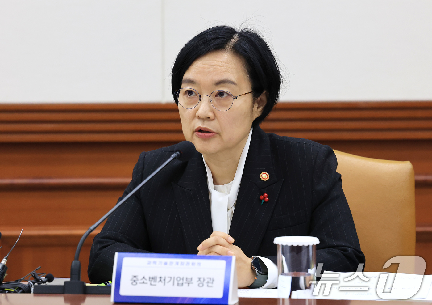 (서울=뉴스1) 임세영 기자 = 한성숙 중소벤처기업부 장관이 18일 서울 종로구 정부서울청사에서 열린 제2회 과학기술관계장관회의에서 발언을 하고 있다. 2025.12.18/뉴스1