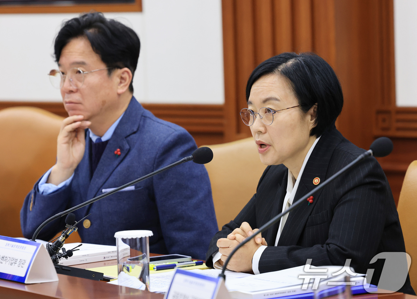 (서울=뉴스1) 임세영 기자 = 한성숙 중소벤처기업부 장관이 18일 서울 종로구 정부서울청사에서 열린 제2회 과학기술관계장관회의에서 발언을 하고 있다. 2025.12.18/뉴스1