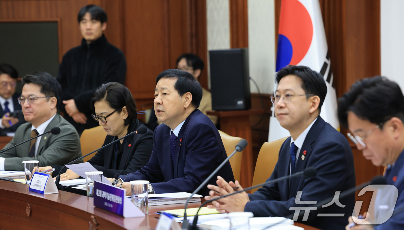 (서울=뉴스1) 임세영 기자 = 구윤철 경제부총리 겸 기획재정부 장관(왼쪽 세번째)이 18일 서울 종로구 정부서울청사에서 열린 제2회 과학기술관계장관회의에서 발언을 하고 있다. 2 …