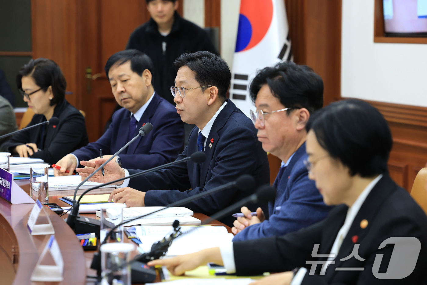 (서울=뉴스1) 임세영 기자 = 배경훈 과학부총리 겸 과학기술정보통신부 장관이 18일 서울 종로구 정부서울청사에서 열린 제2회 과학기술관계장관회의에서 모두발언을 하고 있다. 202 …