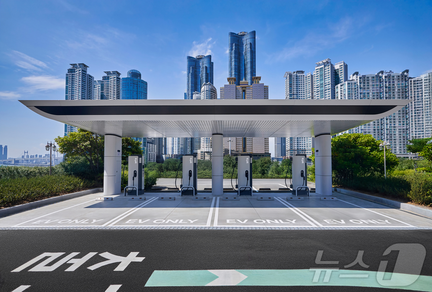 (서울=뉴스1) = 현대차그룹이 전기차 고객의 충전 편의성을 강화하기 위해 내년부터 ‘플러그 앤 차지(PnC)’ 충전 네트워크를 본격 확대한다고 18일 밝혔다. 사진은 부산 동백공 …