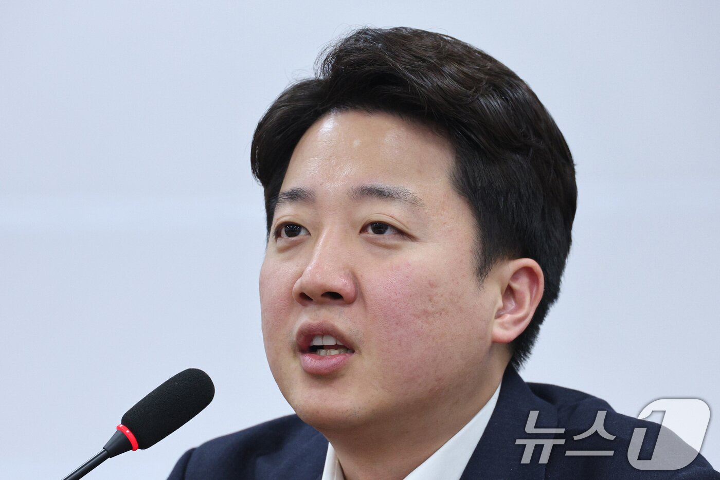 본문 이미지 - 이준석 개혁신당 대표가 지난 18일 서울 여의도 국회에서 열린 최고위원회의에서 발언하고 있다. 2025.12.18/뉴스1 ⓒ News1 신웅수 기자