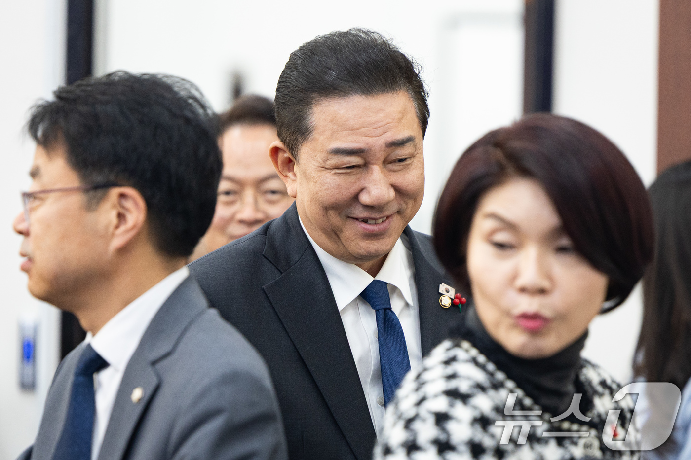 (서울=뉴스1) 유승관 기자 = 김병기 더불어민주당 원내대표가 18일 서울 여의도 국회에서 열린 정책조정회의에 참석하고 있다. 2025.12.18/뉴스1