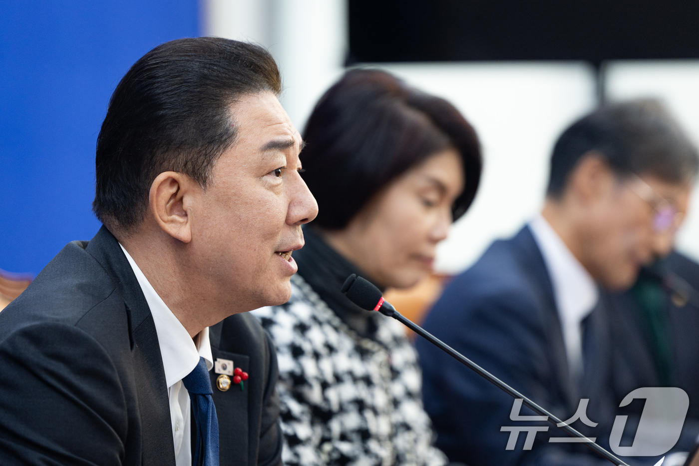 (서울=뉴스1) 유승관 기자 = 김병기 더불어민주당 원내대표가 18일 서울 여의도 국회에서 열린 정책조정회의에서 모두 발언을 하고 있다. 2025.12.18/뉴스1