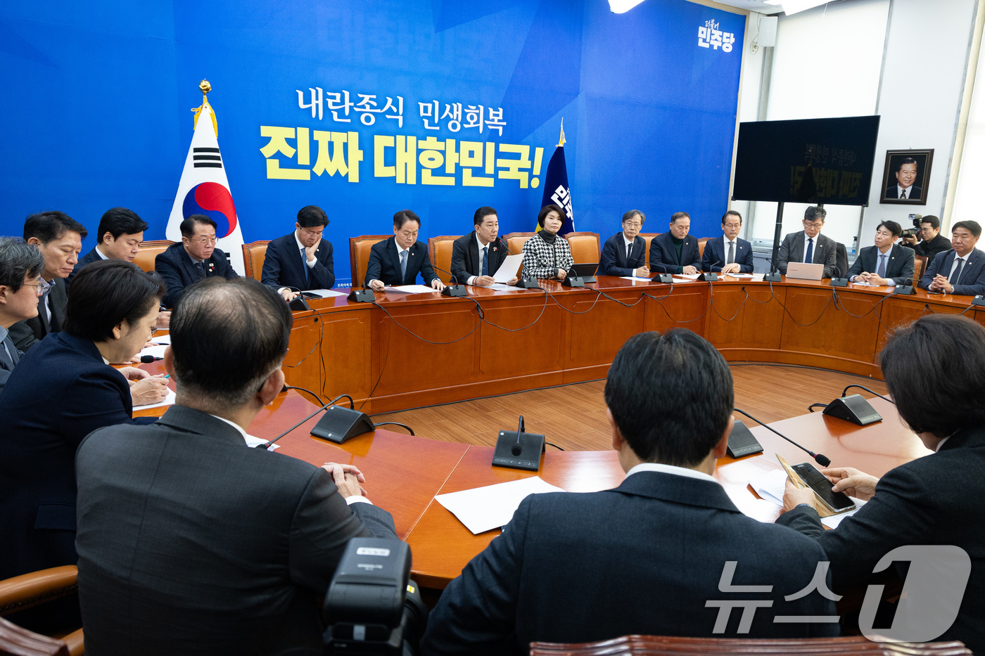 (서울=뉴스1) 유승관 기자 = 김병기 더불어민주당 원내대표가 18일 서울 여의도 국회에서 열린 정책조정회의에서 모두 발언을 하고 있다. 2025.12.18/뉴스1