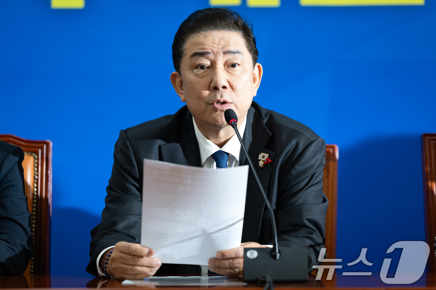 (서울=뉴스1) 유승관 기자 = 김병기 더불어민주당 원내대표가 18일 서울 여의도 국회에서 열린 정책조정회의에서 모두 발언을 하고 있다. 2025.12.18/뉴스1