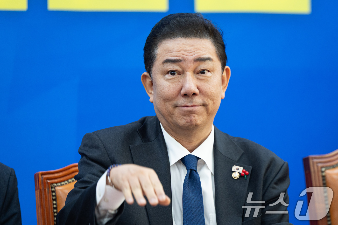 (서울=뉴스1) 유승관 기자 = 김병기 더불어민주당 원내대표가 18일 서울 여의도 국회에서 열린 정책조정회의에서 관계자를 부르고 있다. 2025.12.18/뉴스1