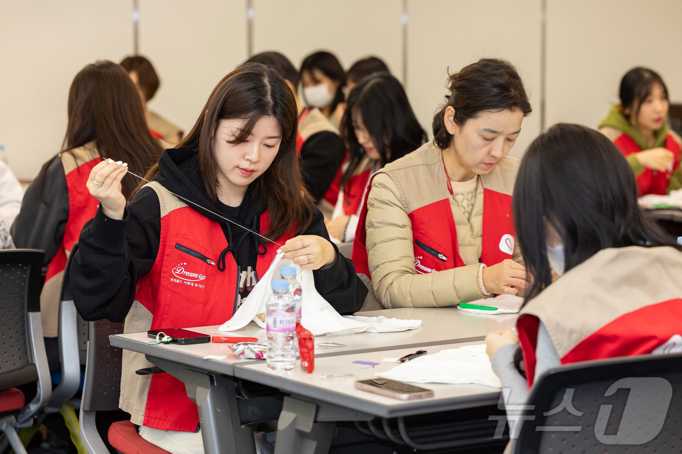 (서울=뉴스1) = 롯데월드가 지난 17일 서울 송파구 롯데월드 웰빙센터에서 연말을 맞아 신생아를 위한 수면조끼 제작 봉사에 참여했다고 18일 밝혔다. 사진은 신생아를 위한 수면조 …