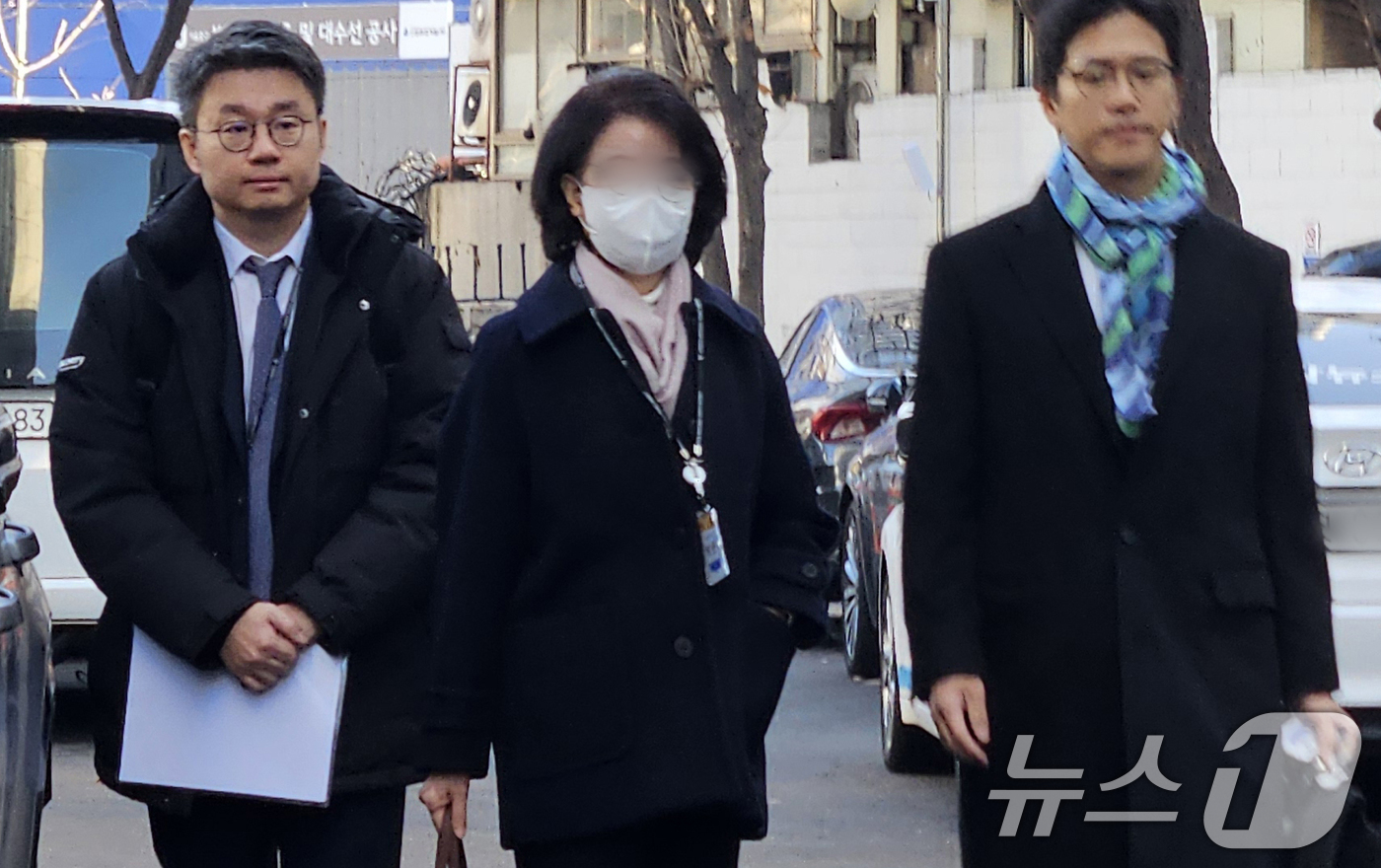 (서울=뉴스1) 유채연 기자 = 한학자 통일교 총재 전 비서실장 정원주씨가 18일 오전 서울 서대문구 경찰청 국가수사본부로 조사를 받기 위해 출석하고 있다. 2025.12.18/뉴 …