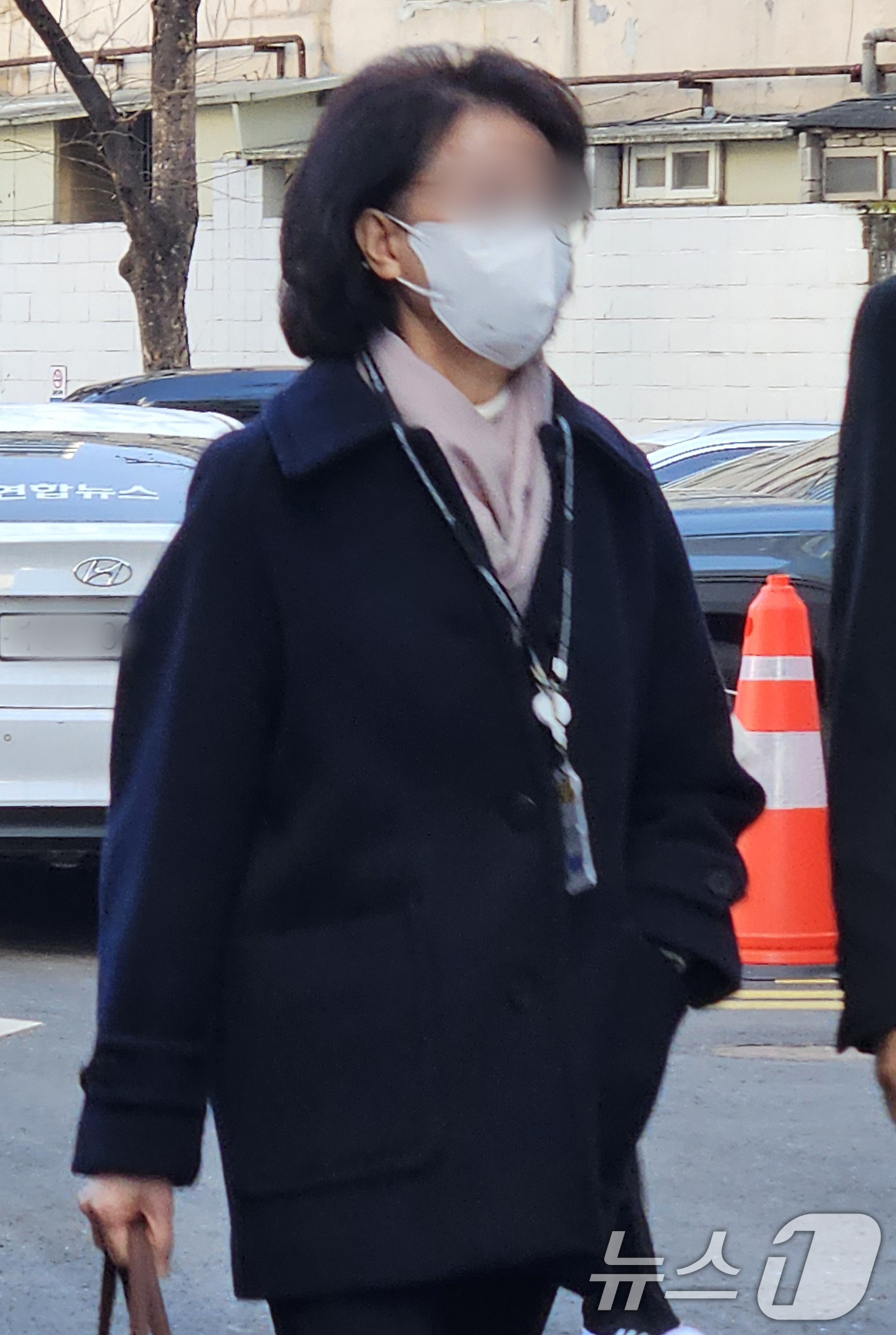 (서울=뉴스1) 유채연 기자 = 한학자 통일교 총재 전 비서실장 정원주씨가 18일 오전 서울 서대문구 경찰청 국가수사본부로 조사를 받기 위해 출석하고 있다. 2025.12.18/뉴 …