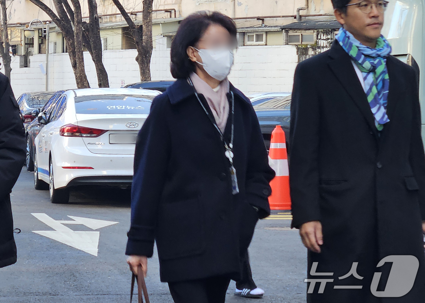 (서울=뉴스1) 유채연 기자 = 한학자 통일교 총재 전 비서실장 정원주씨가 18일 오전 서울 서대문구 경찰청 국가수사본부로 조사를 받기 위해 출석하고 있다. 2025.12.18/뉴 …