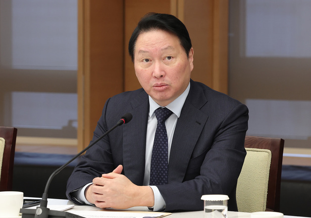 최태원 SK그룹 회장 "AI 거대한 변화, '승풍파랑' 글로벌 파도 넘자"