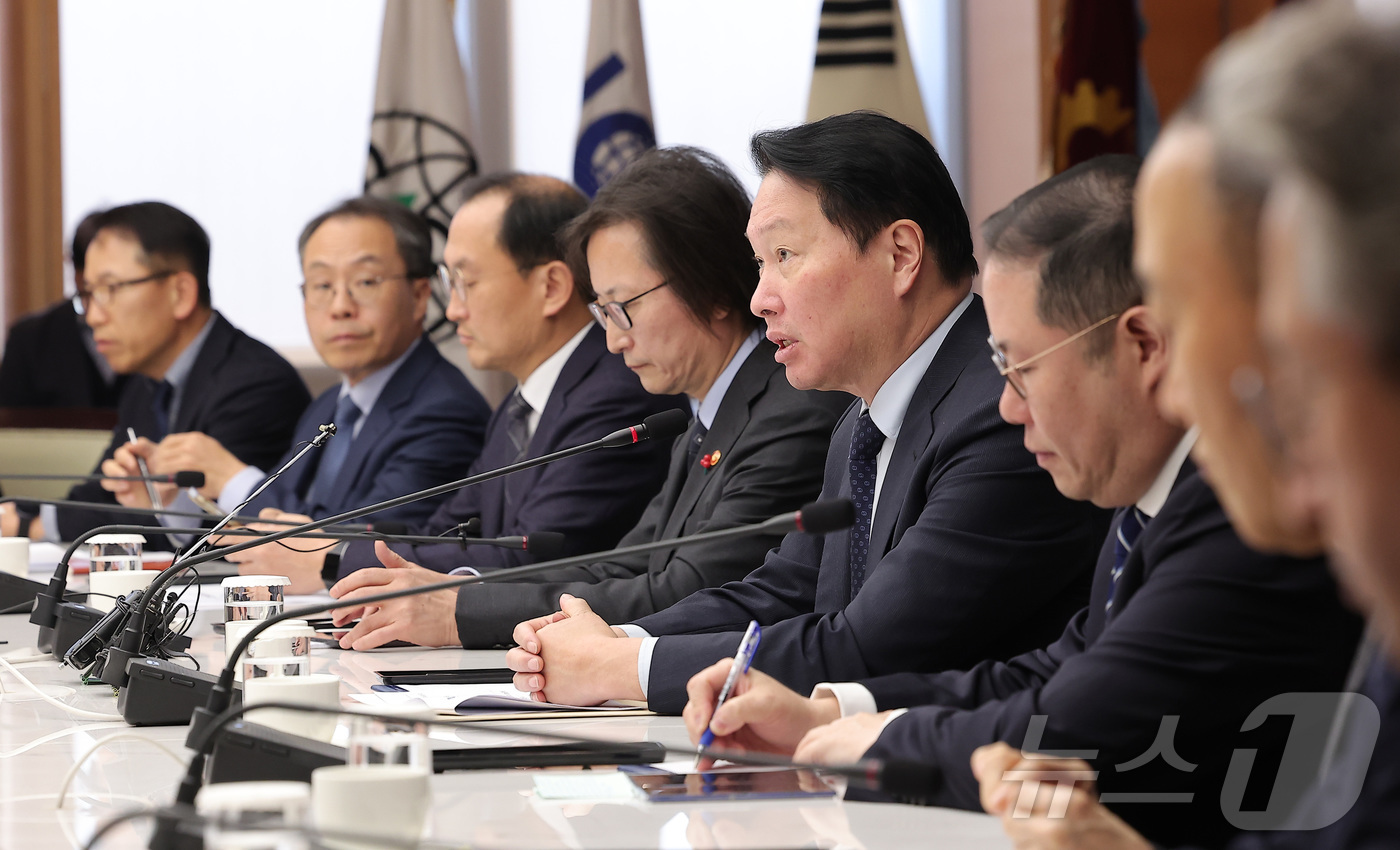 (서울=뉴스1) 김성진 기자 = 최태원 대한상공회의소 회장이 18일 서울 중구 대한상공회의소에서 열린 공정거래위원장 초청 간담회에서 발언하고 있다. 2025.12.18/뉴스1