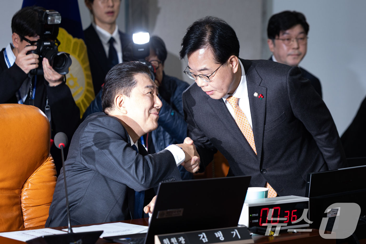 (서울=뉴스1) 유승관 기자 = 김병기 국회 운영위원장(더불어민주당 원내대표)과 송언석 국민의힘 원내대표가 18일 서울 여의도 국회에서 열린 제430회 국회(임시회) 국회운영위원회 …