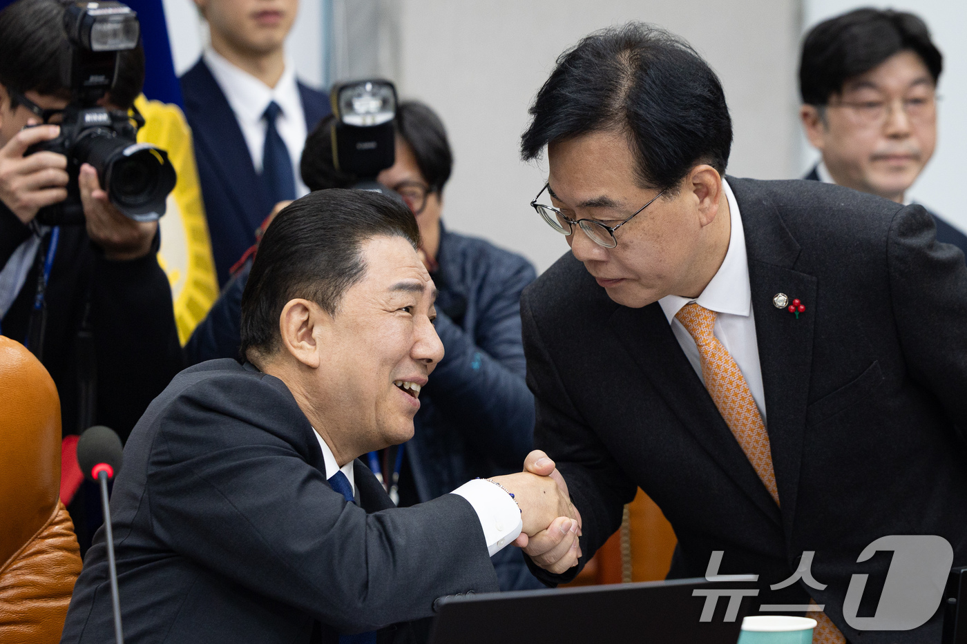 (서울=뉴스1) 유승관 기자 = 김병기 국회 운영위원장(더불어민주당 원내대표)과 송언석 국민의힘 원내대표가 18일 서울 여의도 국회에서 열린 제430회 국회(임시회) 국회운영위원회 …