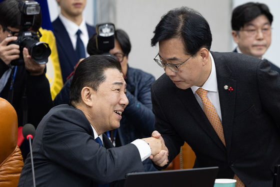 미소 짓는 與, 무표정의 野