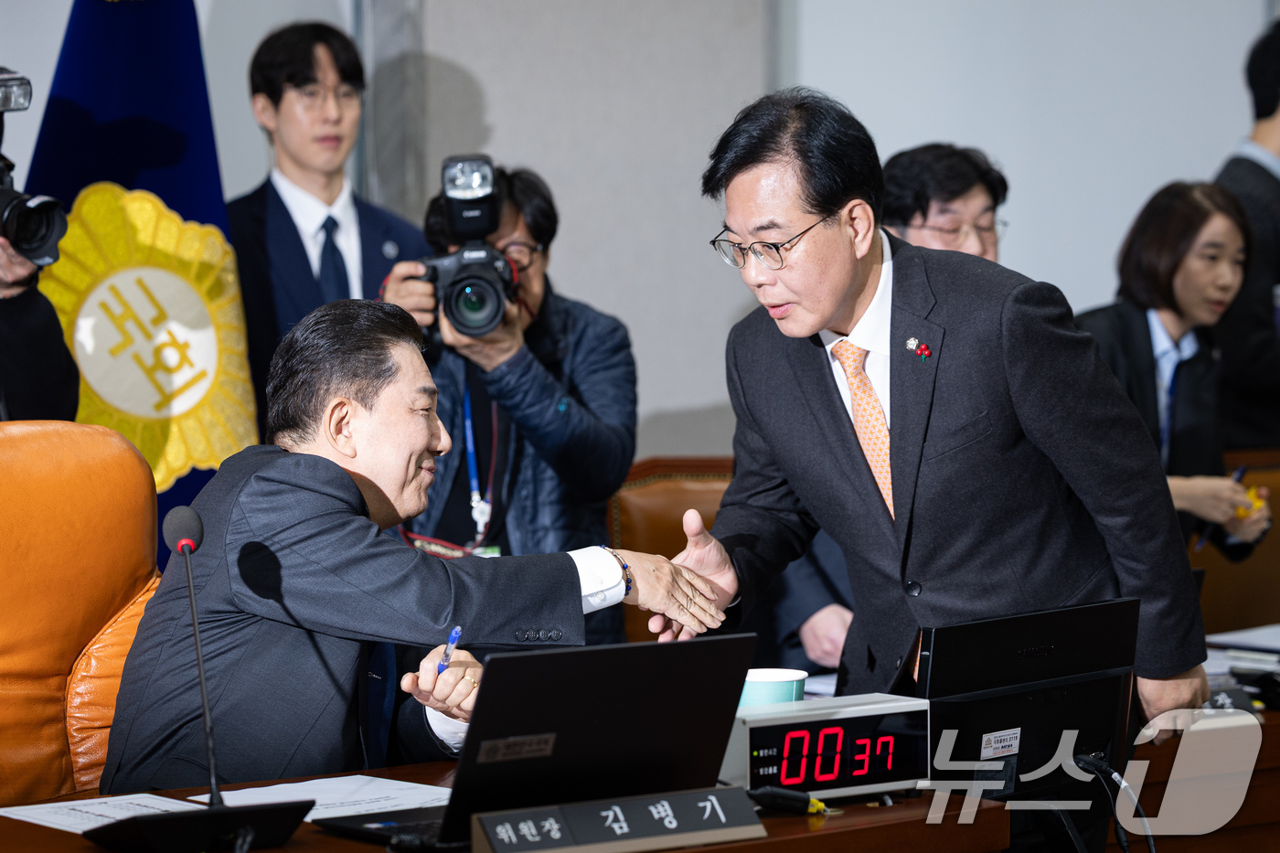 (서울=뉴스1) 유승관 기자 = 김병기 국회 운영위원장(더불어민주당 원내대표)과 송언석 국민의힘 원내대표가 18일 서울 여의도 국회에서 열린 제430회 국회(임시회) 국회운영위원회 …