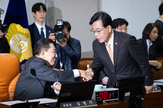 인사 나누는 여야 원내대표