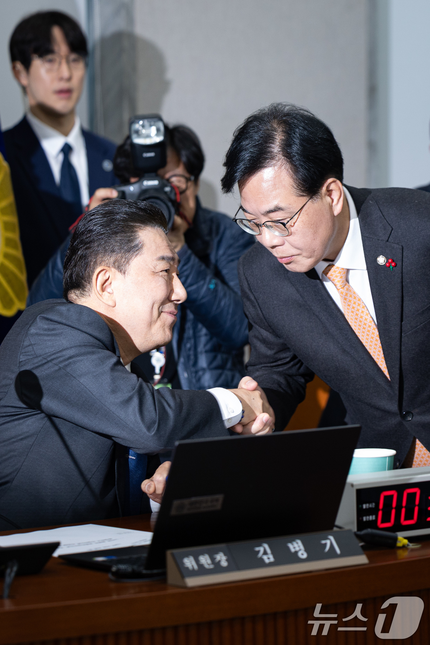 (서울=뉴스1) 유승관 기자 = 김병기 국회 운영위원장(더불어민주당 원내대표)과 송언석 국민의힘 원내대표가 18일 서울 여의도 국회에서 열린 제430회 국회(임시회) 국회운영위원회 …