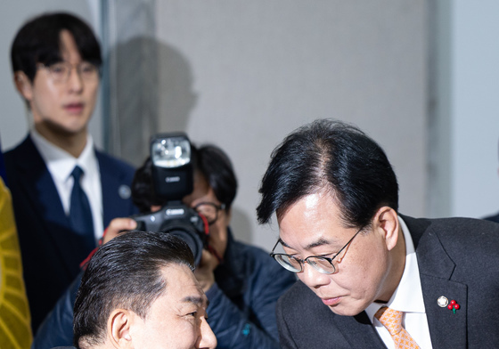 운영위서 인사하는 여야 원내대표